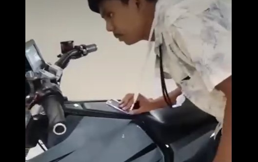 Motor Listrik Ini Bikin Heboh! Gak Pakai Kunci, Cukup Tap Kartu