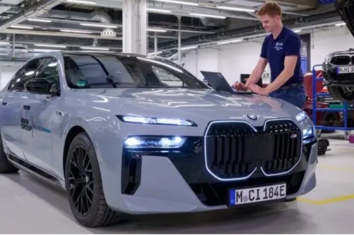 Ngegas Dikit, Tiba-Tiba Udah di Kota Sebelah: BMW i7 dengan Baterai Solid-State Siap Ubah Dunia EV