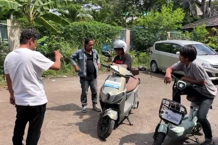Cuma 18,6 Jutaan! Motor Listrik Ini Bikin Vespa Listrik Nangis di Pojokan