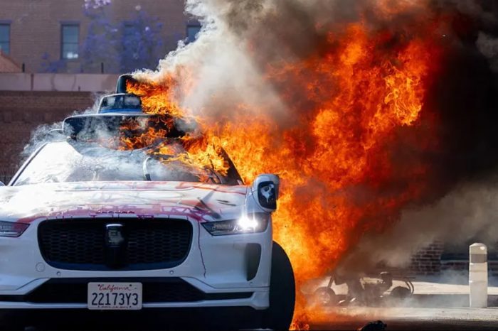 Mobil Waymo, yang berbasis Jaguar I-PACE, hangus terbakar dalam insiden unjuk rasa di Los Angeles