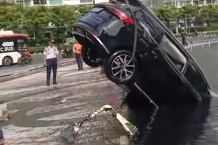 Detik-Detik BYD M6 Terjun ke Kolam Bundaran HI: Pengemudi Selamat, Bukti Teknologi Canggih Tetap Bergantung pada Kendali Manusia